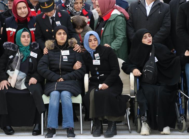 Türkiye şehitlerine ağlıyor... Yürekleri dağlayan anlar! Gözyaşlarına hakim olamadı G1