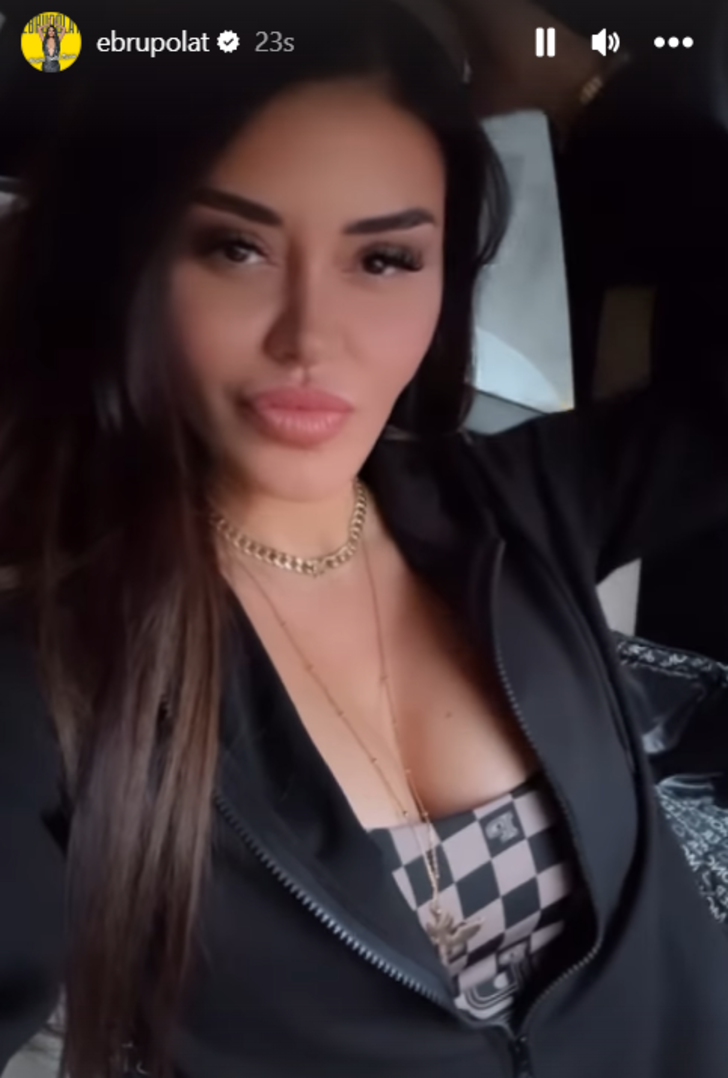 Ebru Polat derin dekolteli paylaşımıyla 'Dilber Senin Evin Yok Mu' şarkısına eşlik etti! Paylaştığı videoya düştüğü not ise dikkat çekti: 'İzleyince bağ bahçe satılıyor' G1