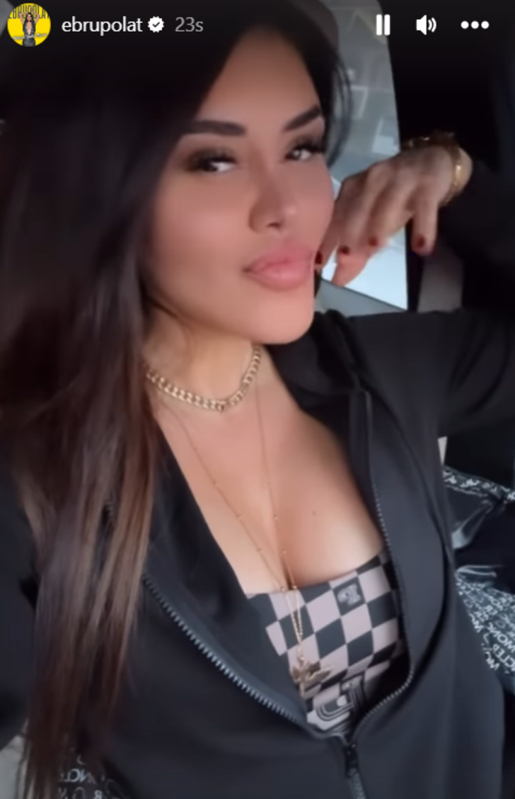 Ebru Polat derin dekolteli paylaşımıyla 'Dilber Senin Evin Yok Mu' şarkısına eşlik etti! Paylaştığı videoya düştüğü not ise dikkat çekti: 'İzleyince bağ bahçe satılıyor' G2
