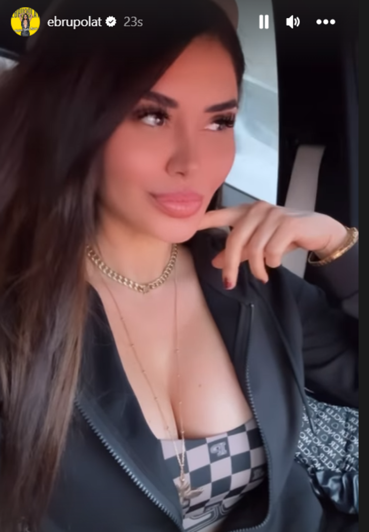 Ebru Polat derin dekolteli paylaşımıyla 'Dilber Senin Evin Yok Mu' şarkısına eşlik etti! Paylaştığı videoya düştüğü not ise dikkat çekti: 'İzleyince bağ bahçe satılıyor' G3