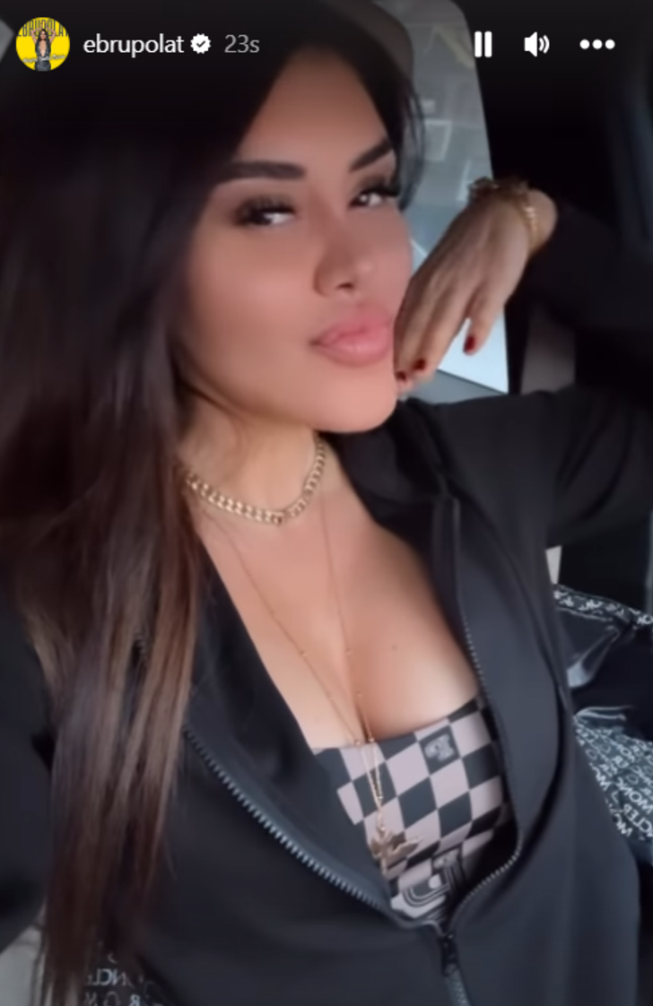 Ebru Polat derin dekolteli paylaşımıyla 'Dilber Senin Evin Yok Mu' şarkısına eşlik etti! Paylaştığı videoya düştüğü not ise dikkat çekti: 'İzleyince bağ bahçe satılıyor' G4