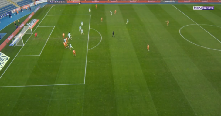 Süper Lig'de tarihe geçen an! İlk kez Başakşehir Alanyaspor maçında devre girdi... İşte Yarı Otomatik Ofsayt Sistemi G4