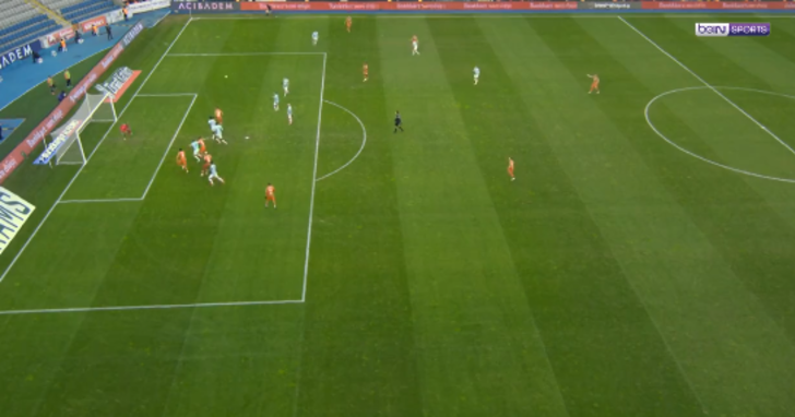 Süper Lig'de tarihe geçen an! İlk kez Başakşehir Alanyaspor maçında devre girdi... İşte Yarı Otomatik Ofsayt Sistemi G5