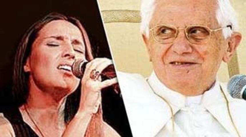 Papa ile şarkı s&ouml;yleyen T&uuml;rk kızı