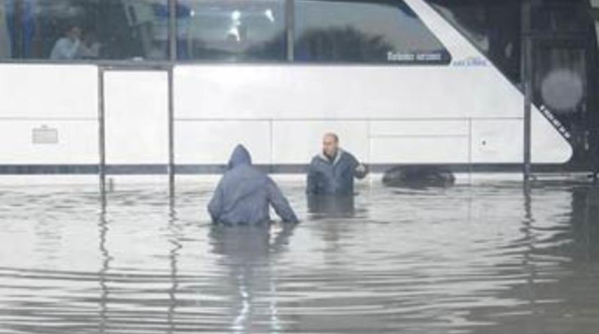 İstanbul Otogarı'nı su bastı