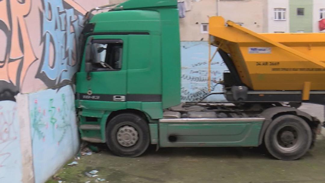 Esenler'de şoke eden anlar! '9 şiddetinde deprem oluyor sandık'