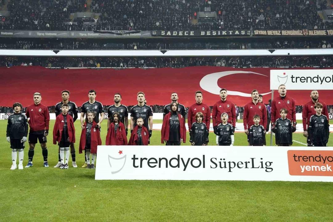 Fernando Santos Süper Lig kariyerine 3 puanla başladı! Beşiktaş Semih Kılıçsoy'un yıldızlaştığı maçta Karagümrük'ü 3-0 mağlup etti 18269831-1080xauto