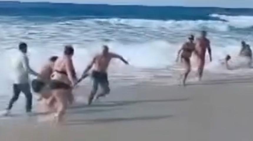 Alanya'da 2 turist boğulma tehlikesi geçirdi!