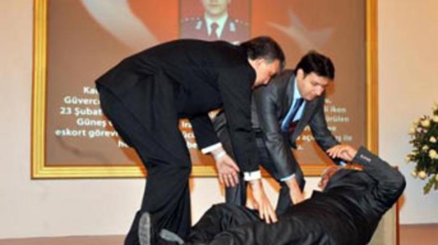 Şehit y&uuml;zbaşının babası t&ouml;rende bayıldı