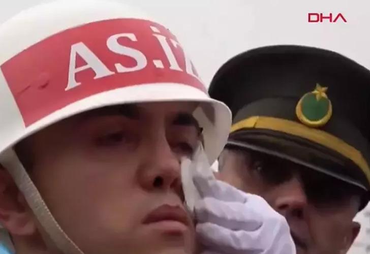 Türkiye şehitlerine ağlıyor... Yürekleri dağlayan anlar! Gözyaşlarına hakim olamadı G5