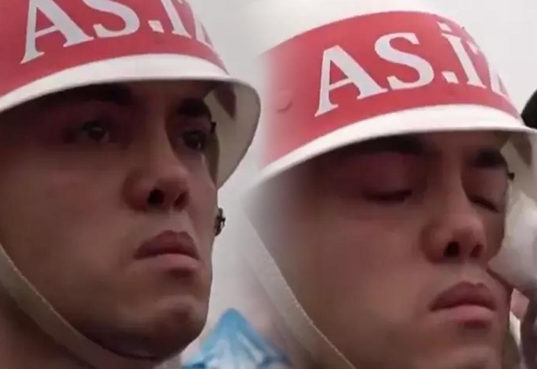 T&uuml;rkiye şehitlerine ağlıyor... Y&uuml;rekleri dağlayan anlar! G&ouml;zyaşlarına hakim olamadı