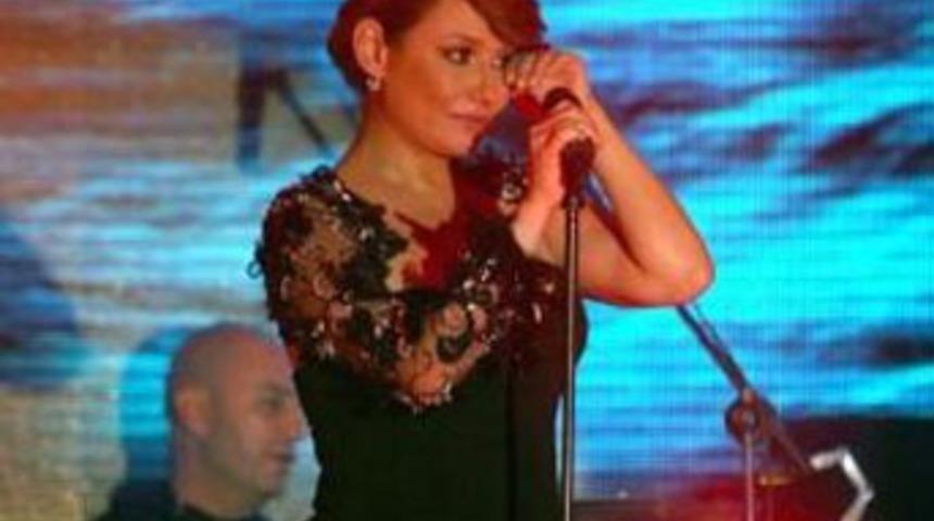 Sahneye &ccedil;ıktı g&ouml;zyaşlarına boğuldu