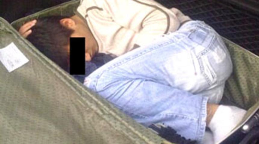 Bir bavul i&ccedil;inde &uuml;lkeye girmeye &ccedil;alıştı