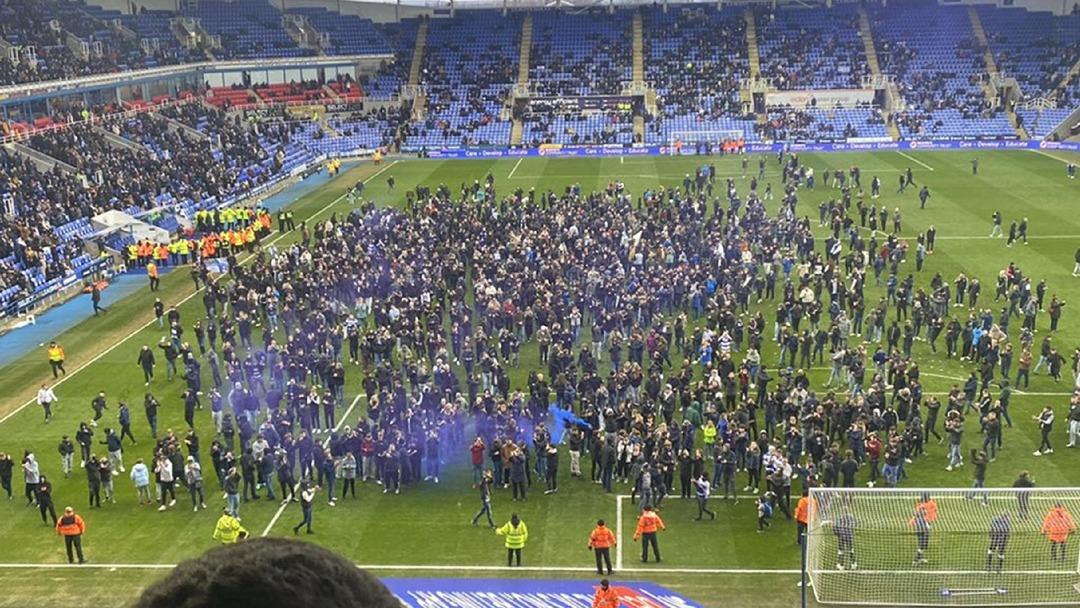 İngiltere'de g&ouml;r&uuml;lmemiş protesto! T&uuml;m stat sahaya indi, ma&ccedil; ertelendi
