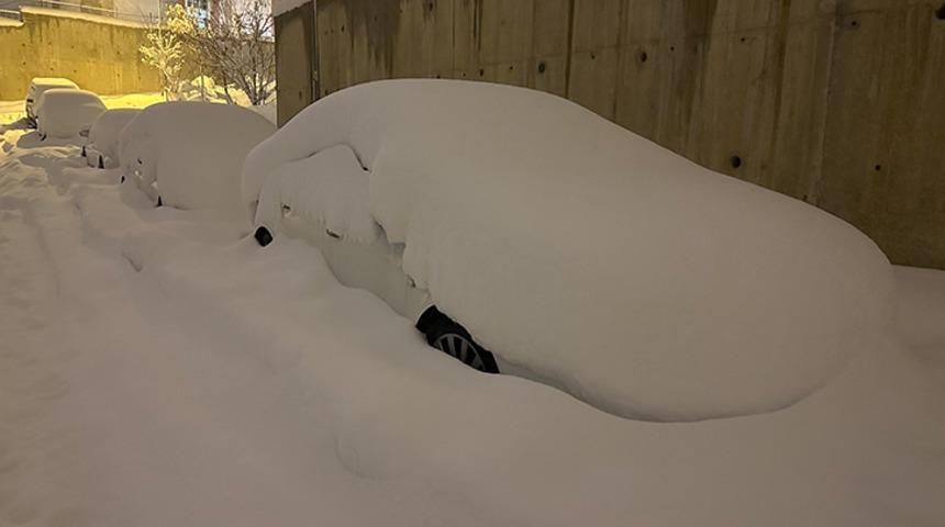 Hakkari Yüksekova’da kar kalınlığı 40 santimetreyi buldu, araçlar kara gömüldü!