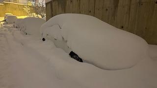 Hakkari Yüksekova’da kar kalınlığı 40 santimetreyi buldu, araçlar kara gömüldü!