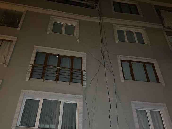 Temel kazısı sırasında korkutan olay! Bina sakinleri durumu fark ederek dışarı çıktı: "Girmeyin dedik, dinlemediler... Kıtır kıtır ayrılıyor" G3