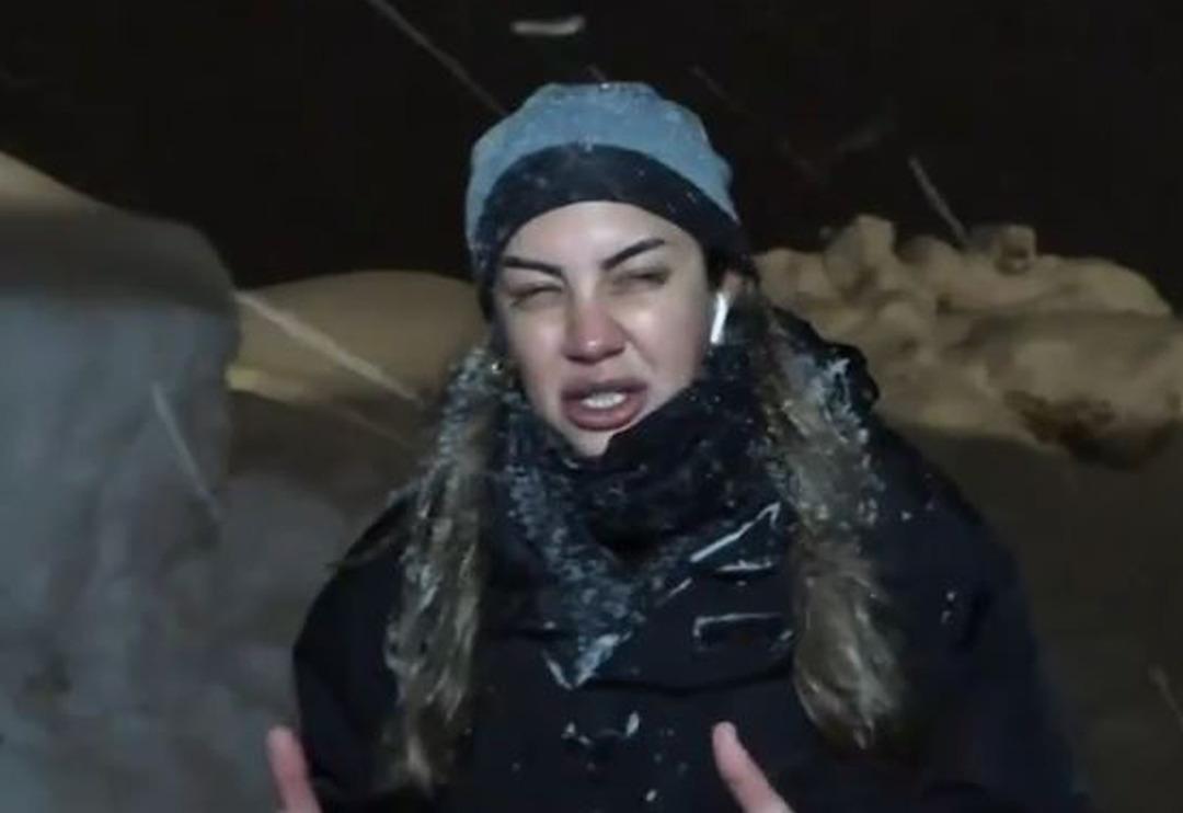 Gazeteci Fulya &Ouml;zt&uuml;rk sınırın sıfır noktasına gitti! "Tim araziye &ccedil;ıktı" s&ouml;zleri tepki &ccedil;ekince kızdı: Siz neyin peşindesiniz yahu?