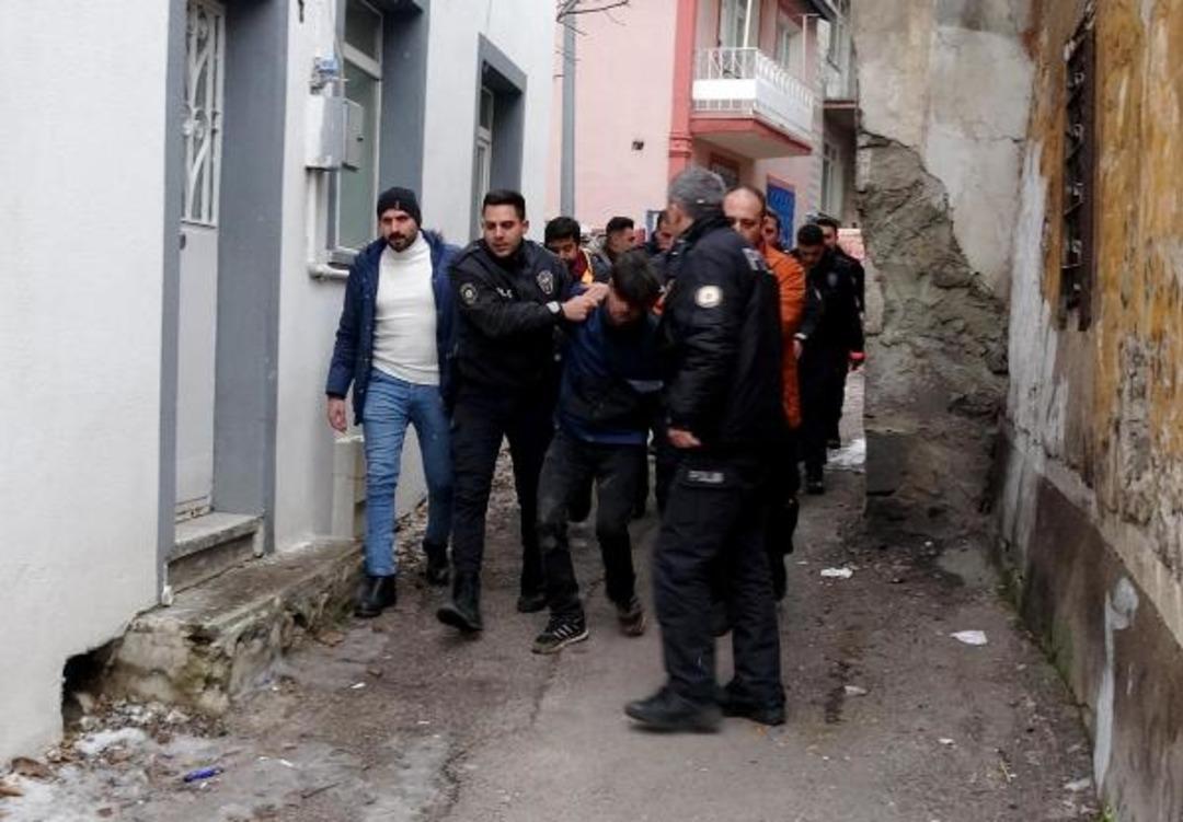 Polisi g&ouml;r&uuml;nce koşarak ka&ccedil;tı, &ccedil;atıda yakalandı!