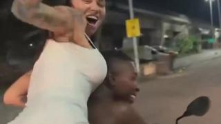 Akılalmaz görüntüler: Ünlü şarkıcıdan motorda twerk! 