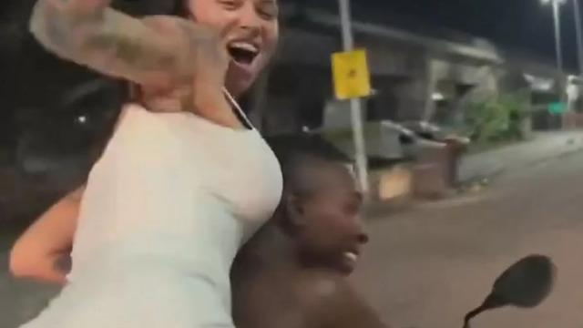 Akılalmaz görüntüler: Ünlü şarkıcıdan motorda twerk! 