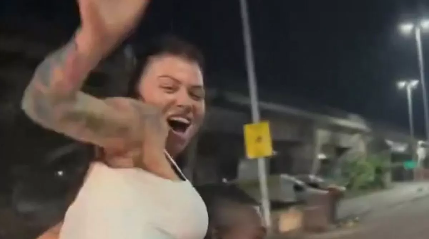 Akılalmaz görüntüler: Ünlü şarkıcıdan motorda twerk! 