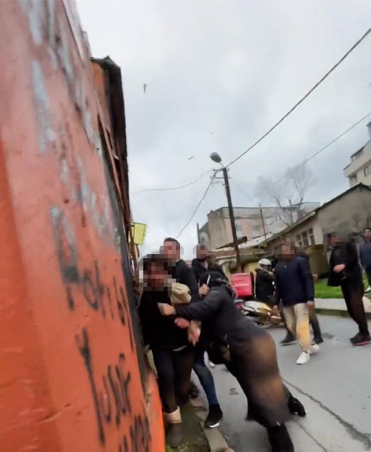 Satın aldıkları araç rehinli çıkınca akılalmaz görüntüler ortaya çıktı! Taraflar birbirine tornavidayla saldırdı G2