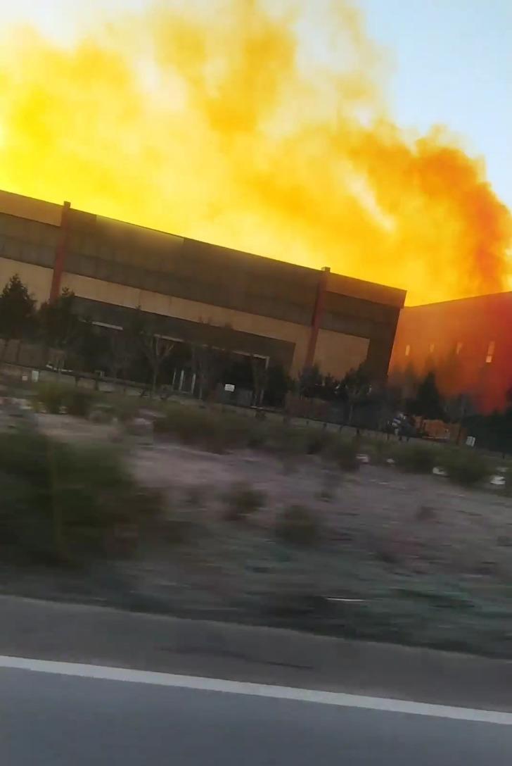 Kocaeli'de fabrikada kimyasal sızıntı! Gökyüzünü turuncu duman kapladı G2