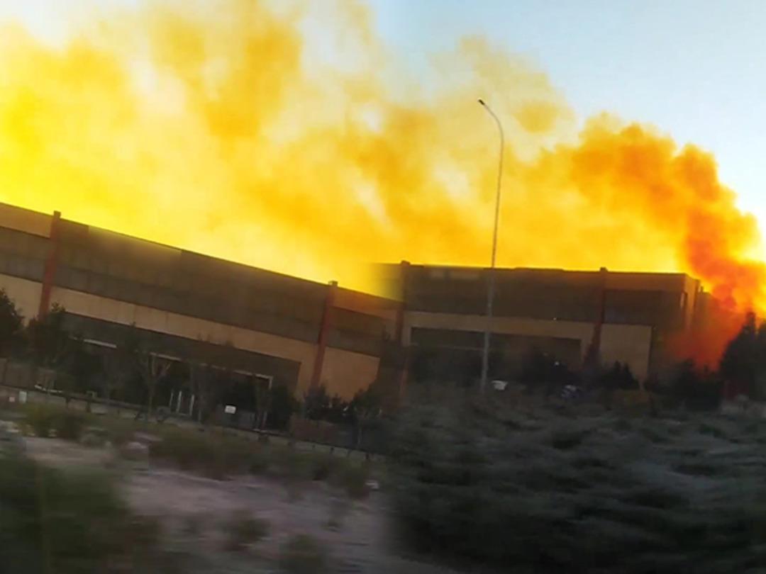 Kocaeli'de fabrikada kimyasal sızıntı! G&ouml;ky&uuml;z&uuml;n&uuml; turuncu duman kapladı