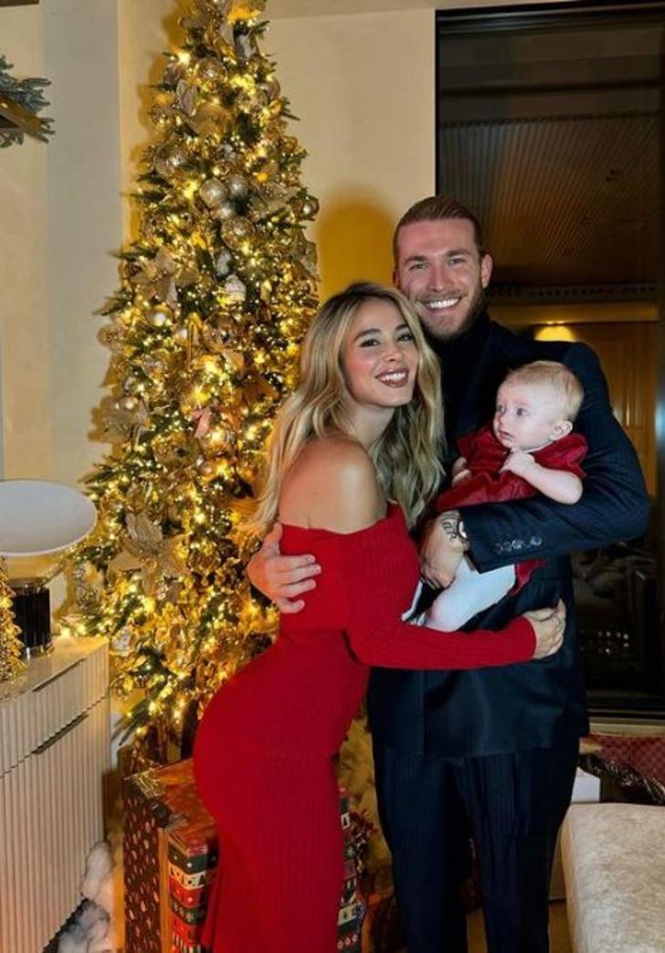 Can Yaman aşkıyla hafızalara kazındı! Loris Karius ile birlikte olan sunucu Diletta Leotta sütyenli pozuyla yeni imajını gösterdi G1