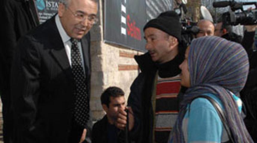 "Amca bırak bunları bana para ver"