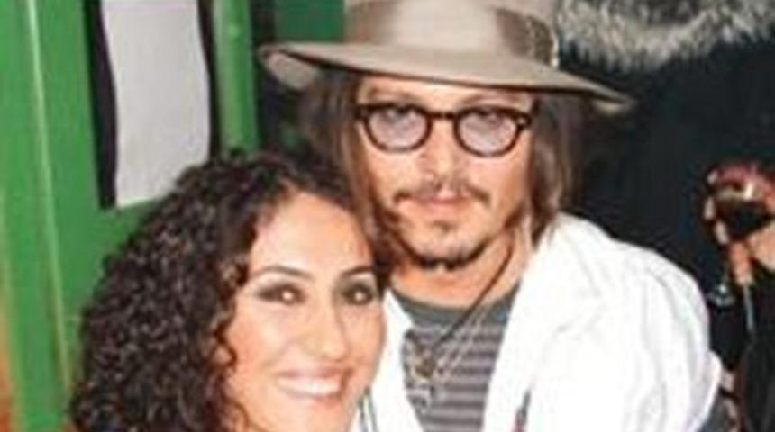 Johnny Depp Aynur'u dinledi