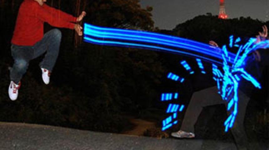 Işıktan tablolarla b&uuml;y&uuml;l&uuml;yorlar