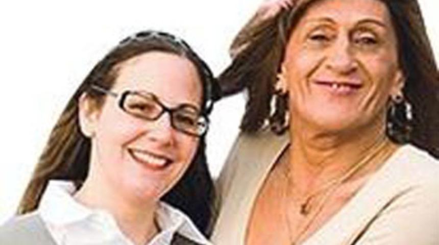 Yıllardan beri aradığı babası travesti &ccedil;ıktı