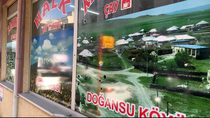 Esenyurt'ta bir gecede 3 kahvehaneye silahlı saldırı! Müşterilerin panik anları kameraya yansıdı G2