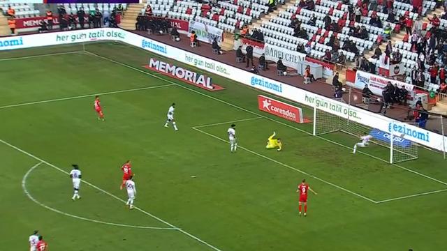 Antalyaspor Trabzonspor maçında inanılması güç an! Topa uçarak müdahale yaptı...