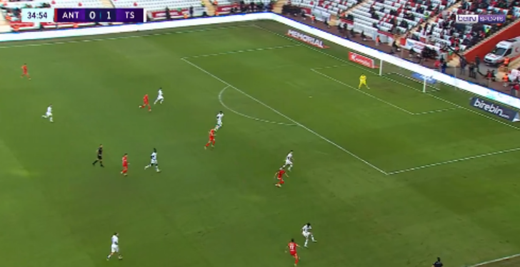 Antalyaspor Trabzonspor maçında inanılması güç an! Topa uçarak müdahale yaptı... G3