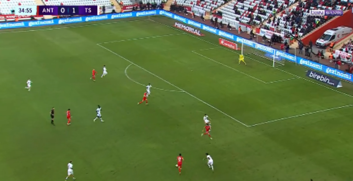 Antalyaspor Trabzonspor maçında inanılması güç an! Topa uçarak müdahale yaptı... G4