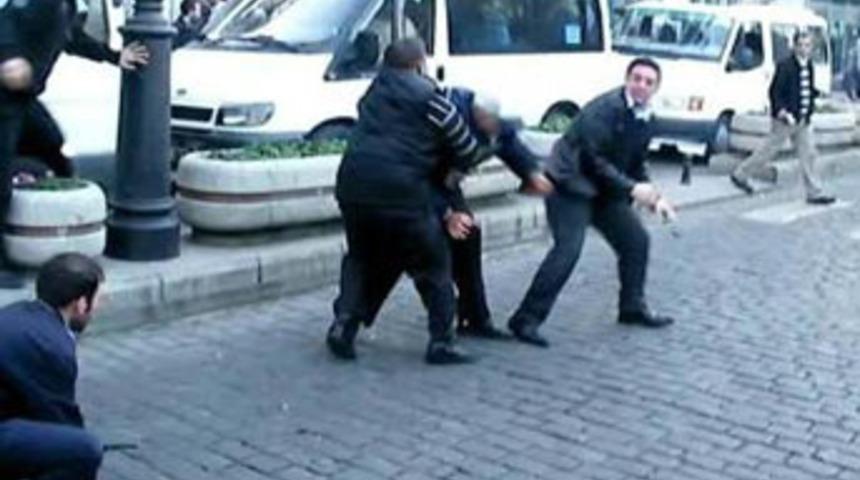 Ceza yiyen s&uuml;r&uuml;c&uuml; polisle yumruklaştı