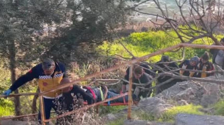 Deniz manzarası izlemek isterken canından oluyordu! Kayalıklardan aşağıya düştü