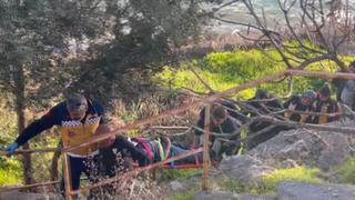 Deniz manzarası izlemek isterken canından oluyordu! Kayalıklardan aşağıya düştü