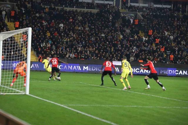 Fenerbahçe Antep'te sürprize izin vermedi! Dzeko'nun penaltı kaçırdığı mücadelede İrfan Can Kahveci sahneye çıktı ve 3 puanı getirdi 640xauto