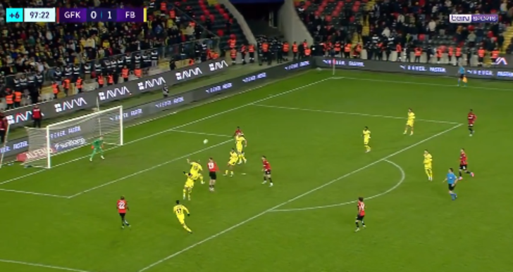 Fenerbahçe'ye galibiyeti Livakovic'in yaptığı bu kurtarış getirdi! G2