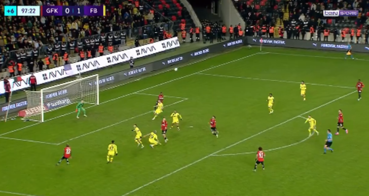 Fenerbahçe'ye galibiyeti Livakovic'in yaptığı bu kurtarış getirdi! G3