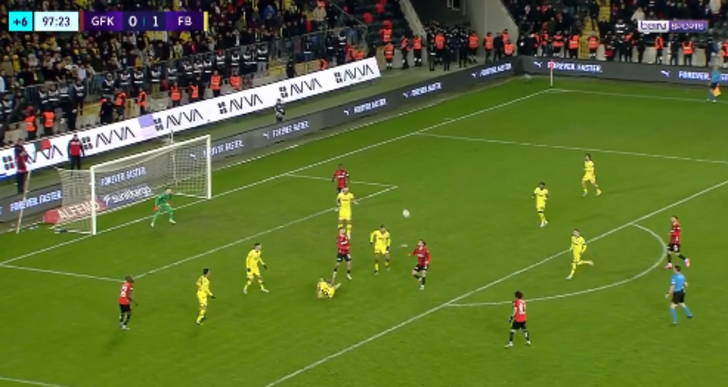 Fenerbahçe'ye galibiyeti Livakovic'in yaptığı bu kurtarış getirdi! G4