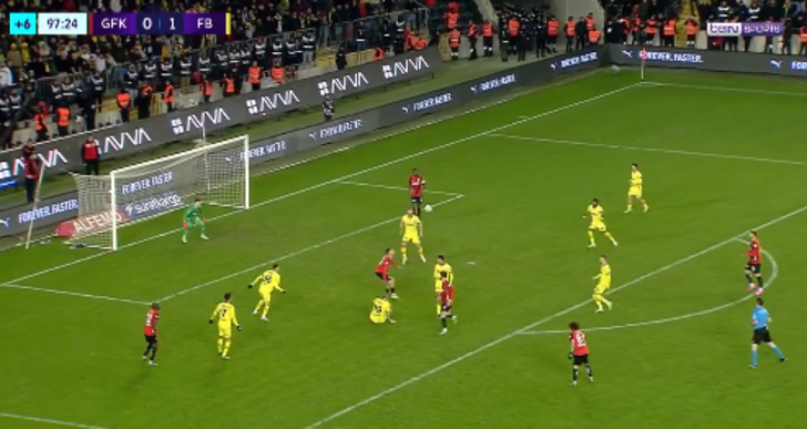 Fenerbahçe'ye galibiyeti Livakovic'in yaptığı bu kurtarış getirdi! G5