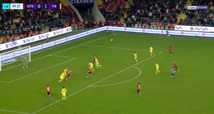 Fenerbahçe'ye galibiyeti Livakovic'in yaptığı bu kurtarış getirdi! G1