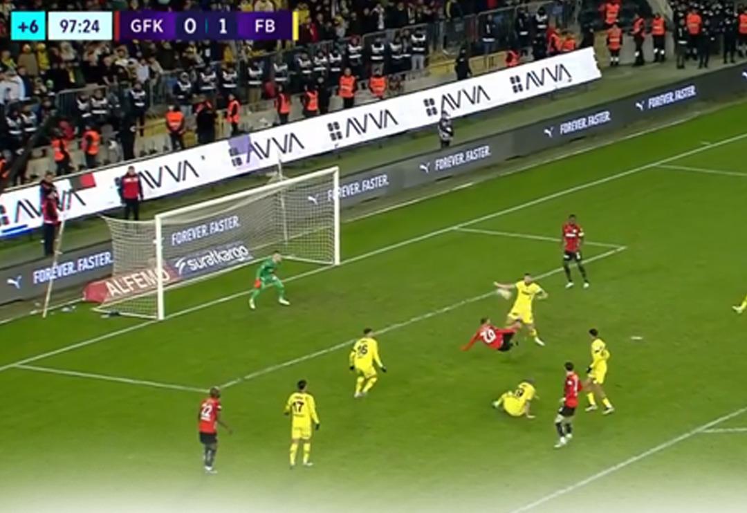 Fenerbah&ccedil;e'ye galibiyeti Livakovic'in yaptığı bu kurtarış getirdi!