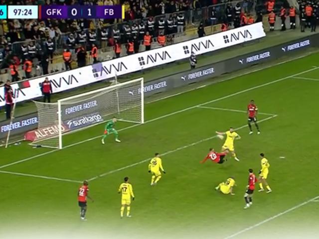 Fenerbahçe'ye galibiyeti Livakovic'in yaptığı bu kurtarış getirdi!