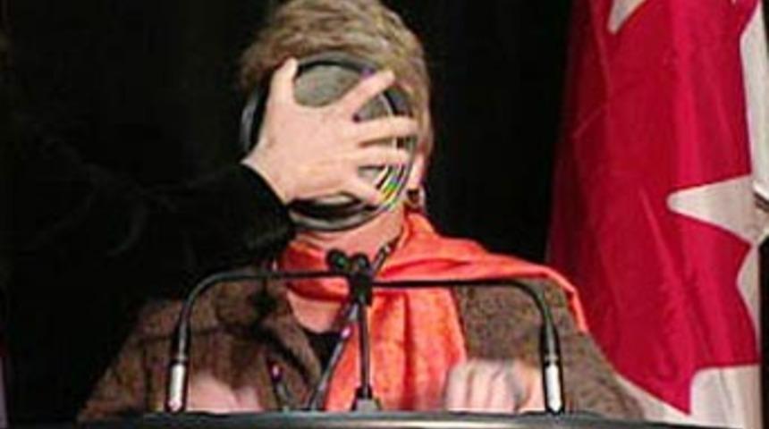 Bakanın y&uuml;z&uuml;ne pastayı yapıştırdılar